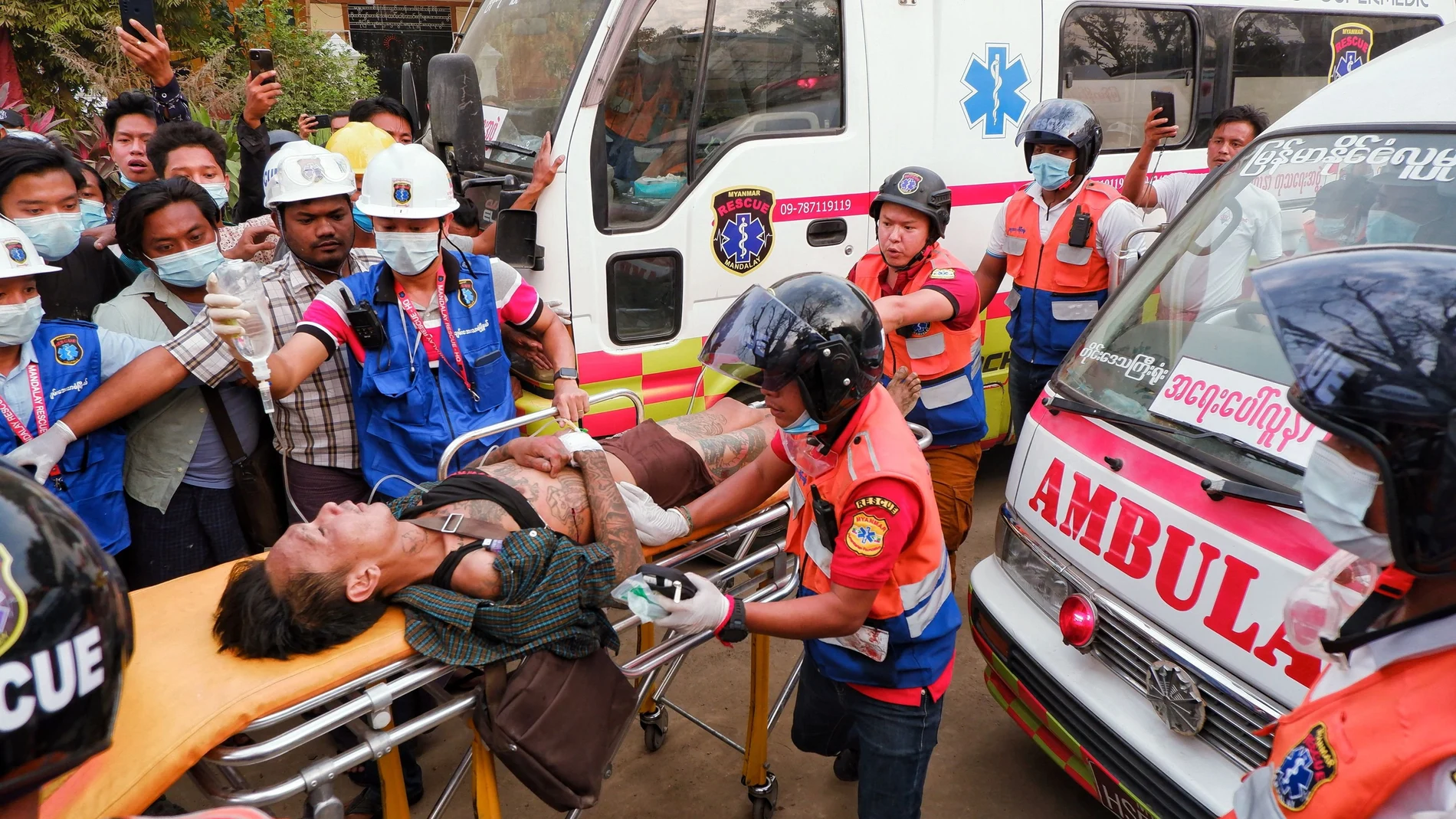 Un hombre herido es trasladado al hospital de Mandalay en Birmania