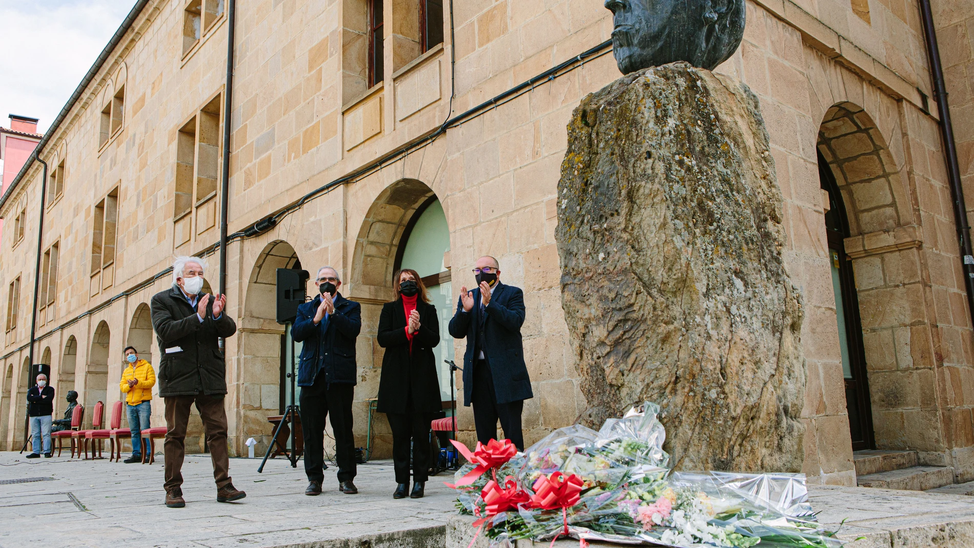 El presidente de la Fundación Antonio Machado, Manuel Núñez Encabo; el director del Instituto Antonio Machado; la consejera de Educación, Rocío Lucas y el subdelegado, Miguel Latorre, durante el acto de homenaje