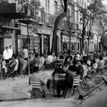 La terraza del Café Les Petits Suisses, desplegada sobre unas obras en la calle Serrano (Madrid), en 1968