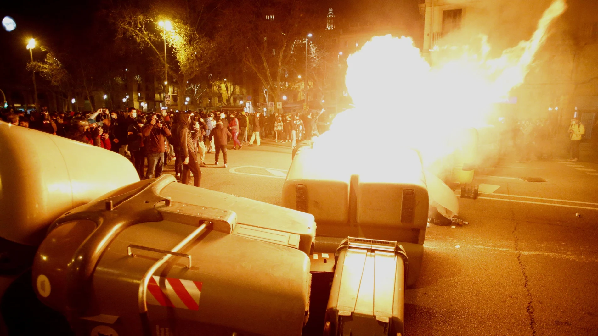 Aspecto de manifestación de ayer en Barcelona, tras la cuarta noche de protestas por la detención del rapero Pablo Hasel