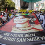 20 February 2021, Myanmar, Yangon: Protesters hold a large banner of Aung San Suu Kyi during a demonstration against the military coup and the detention of civilian leaders in Myanmar. Photo: Thuya Zaw/ZUMA Wire/dpa20/02/2021 ONLY FOR USE IN SPAIN