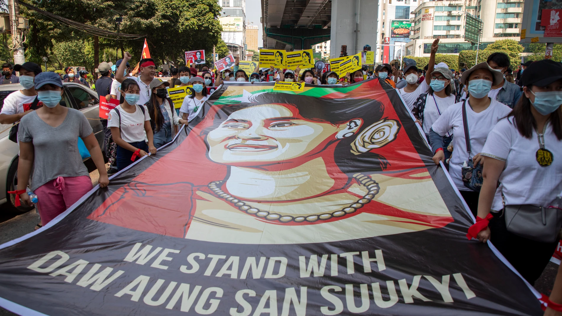 20 February 2021, Myanmar, Yangon: Protesters hold a large banner of Aung San Suu Kyi during a demonstration against the military coup and the detention of civilian leaders in Myanmar. Photo: Thuya Zaw/ZUMA Wire/dpa20/02/2021 ONLY FOR USE IN SPAIN