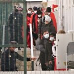 Un grupo de inmigrantes en el puerto de Almería