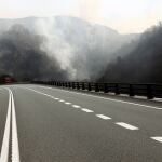 Los bomberos de la localidad navarra de Bera ven complicado que el incendio forestal declarado en la zona llegue a controlarse este sábado