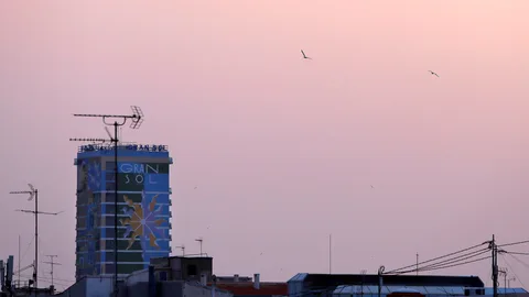 El cielo en Alicante amanece rojizo con la llegada de polvo en suspensión proveniente del Sáhara, fenómeno comúnmente conocido como "lluvia de barro",