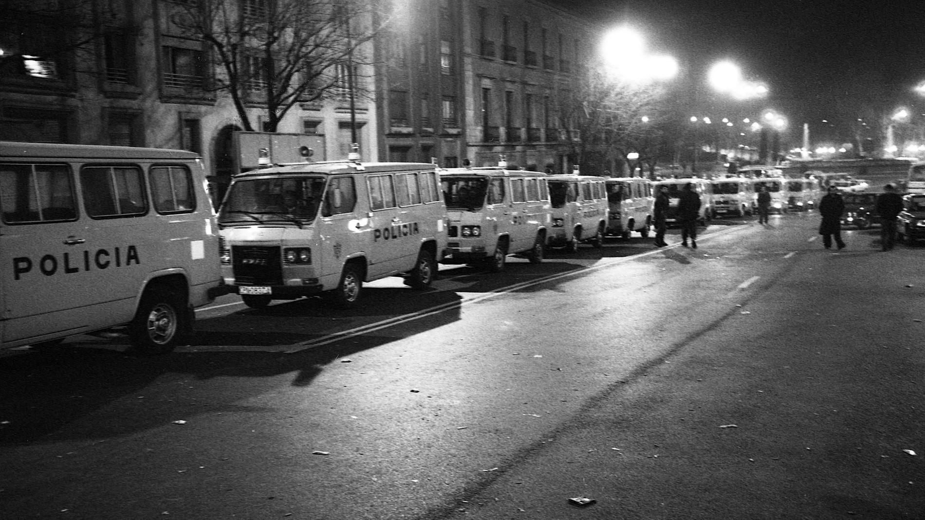 Furgonetas de la Policía Nacional la noche del 23F en Madrid