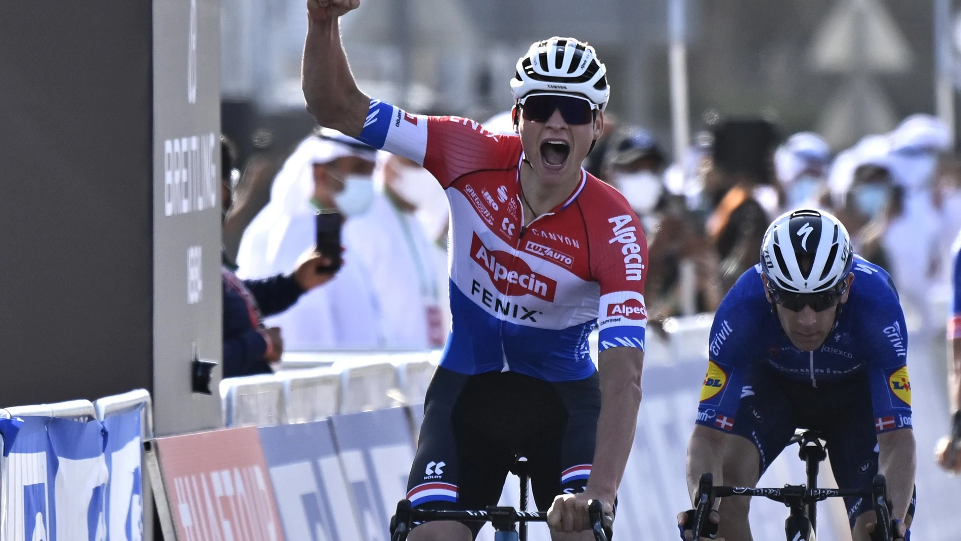 Mathieu Van der Poel celebra su victoria en la primera etapa del Tour de los Emiratos