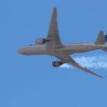 Una foto proporcionada por el usuario de Instagram Hayden Smith (speedbird5280) muestra el vuelo 328 de United Airlines con un motor en llamas, cerca de Denver, Colorado, EE. UU