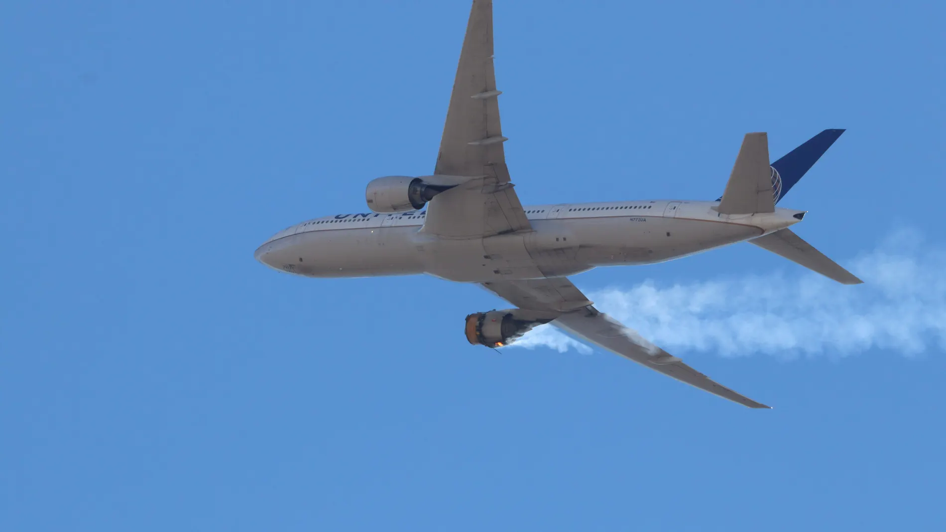 Una foto proporcionada por el usuario de Instagram Hayden Smith (speedbird5280) muestra el vuelo 328 de United Airlines con un motor en llamas, cerca de Denver, Colorado, EE. UU