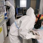 Profesionales sanitarios trabajan en la zona covid del Hospital Universitario Torrecárdenas de Almería