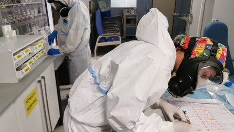 Profesionales sanitarios trabajan en la zona covid del Hospital Universitario Torrecárdenas de Almería