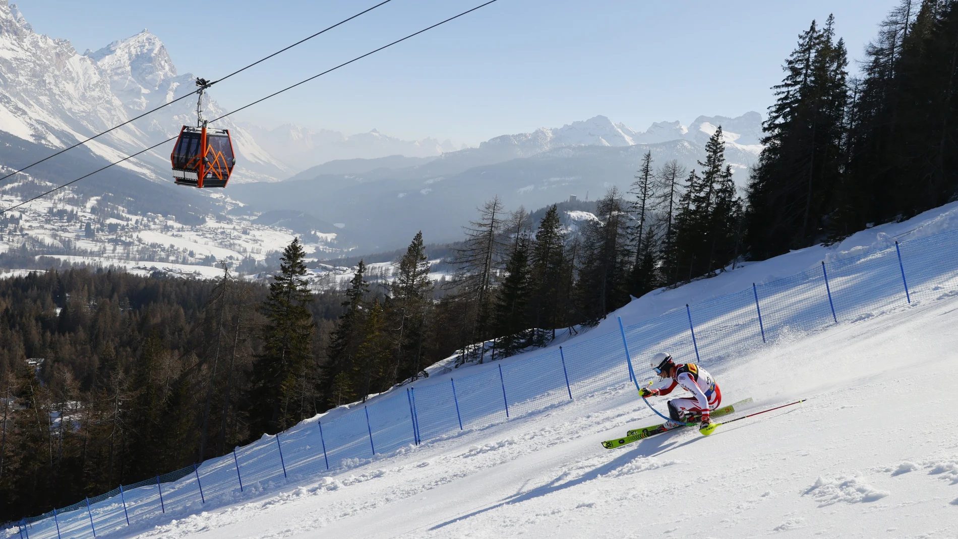 El austriaco Adrian Pertl en acción durante su segunda carrera en el eslalon masculino en Cortina d'Ampezzo. REUTERS/Denis Balibouse