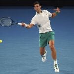 Novak Djokovic golpea una derecha en la final ante Medvedev