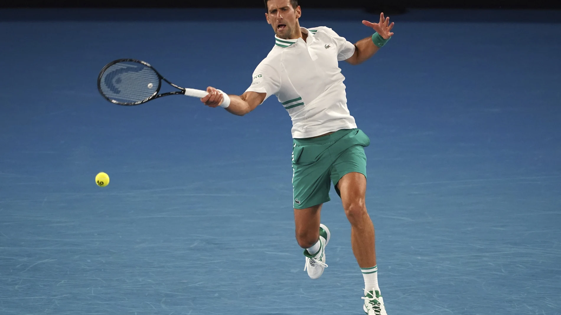 Novak Djokovic golpea una derecha en la final ante Medvedev