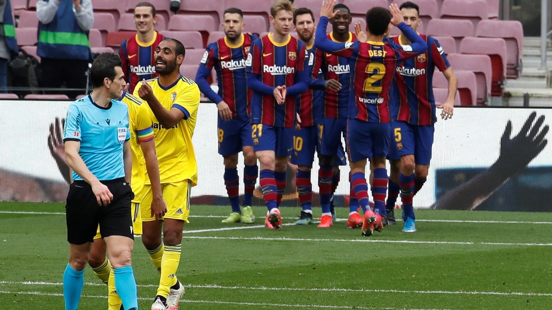 Los jugadores del Barcelona celebran el gol de Messi al Cádiz