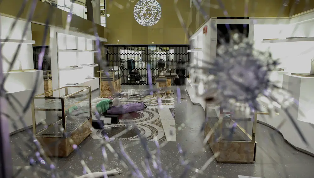 Destrozos en un comercio del Paseo de Gracia, en Barcelona, tras la quinta noche de protestas por la detención del rapero Pablo Hasél