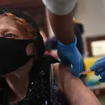 Una mujer recibe la vacuna de AstraZeneca en Ealing, al oeste de Londres