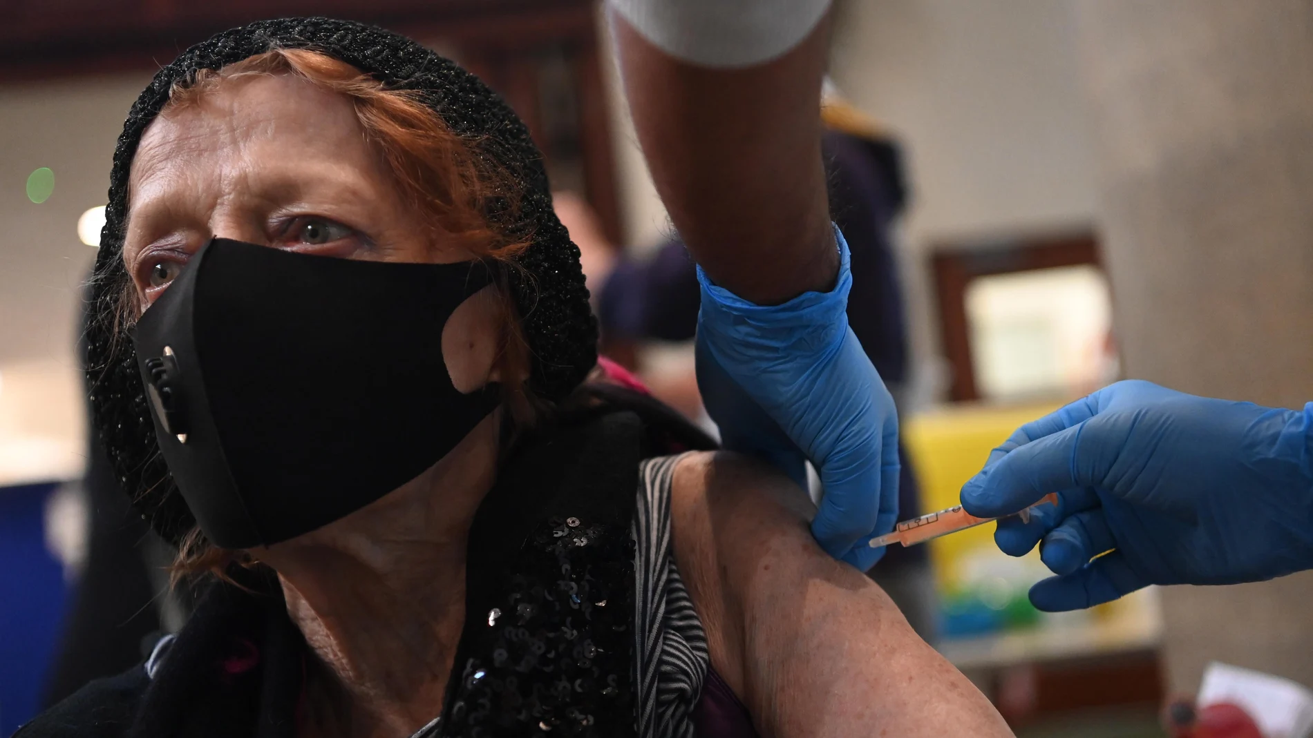 Una mujer recibe la vacuna de AstraZeneca en Ealing, al oeste de Londres