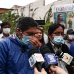 QUI01. RIOBAMBA (ECUADOR), 21/02/2021.- El candidato indígena ecuatoriano Yaku Pérez habla con la prensa hoy, en Riobamba (Ecuador). Pérez cuestionó la transparencia del Consejo Nacional Electoral (CNE) por haber proclamado esta madrugada los resultados de la primera ronda de las elecciones presidenciales, sin resolver aún su denuncia de “fraude” y de inconsistencias en más de 3.000 juntas receptoras del voto. EFE/ José Jácome