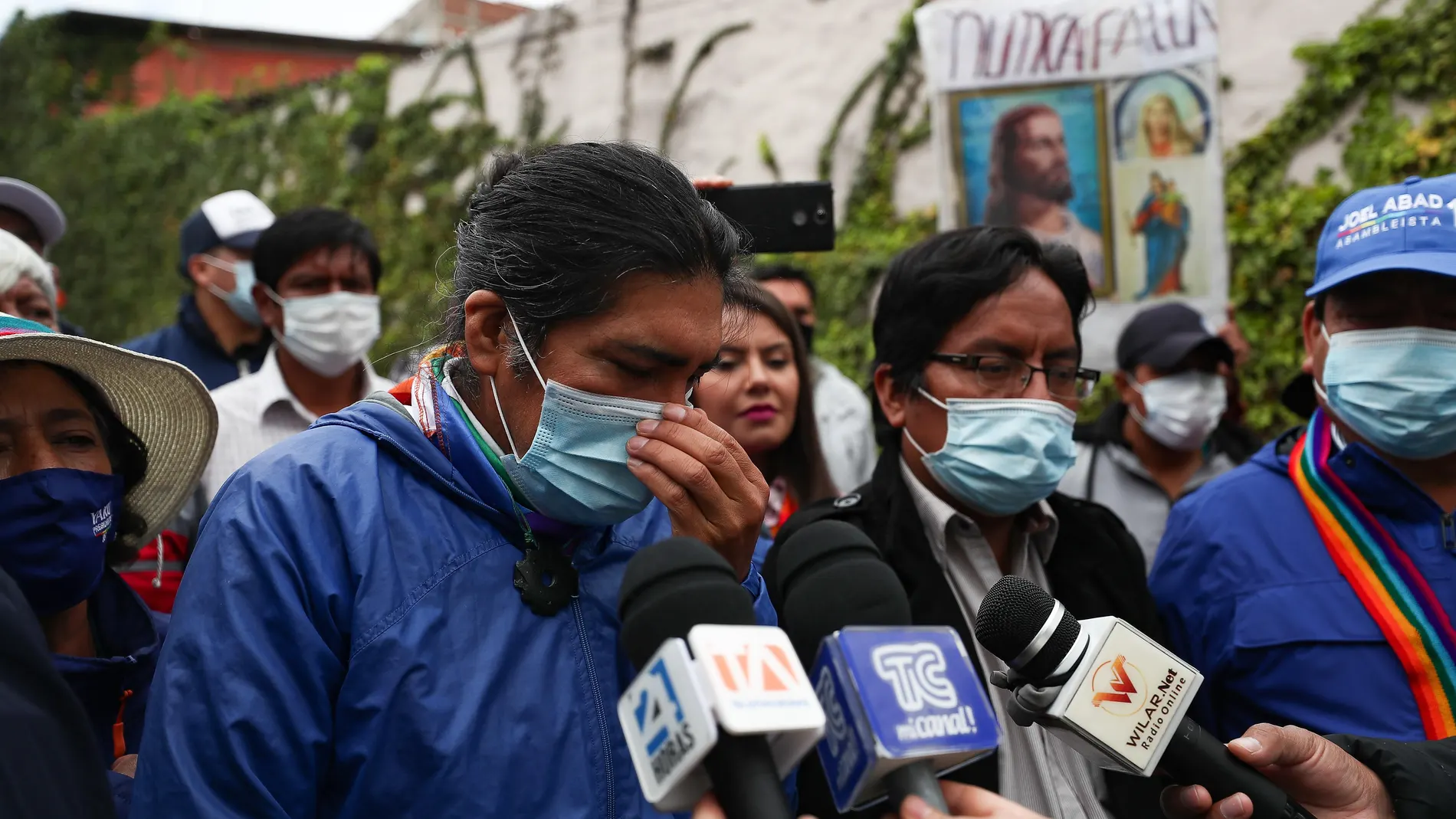 QUI01. RIOBAMBA (ECUADOR), 21/02/2021.- El candidato indígena ecuatoriano Yaku Pérez habla con la prensa hoy, en Riobamba (Ecuador). Pérez cuestionó la transparencia del Consejo Nacional Electoral (CNE) por haber proclamado esta madrugada los resultados de la primera ronda de las elecciones presidenciales, sin resolver aún su denuncia de “fraude” y de inconsistencias en más de 3.000 juntas receptoras del voto. EFE/ José Jácome