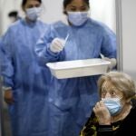 Una mujer espera a ser vacunada en Buenos Aires