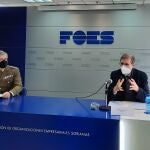 Santiago Aparicio, presidente de FOES, firma el convenio con el subdelegado de Defensa en Soria, Miguel García Pérez