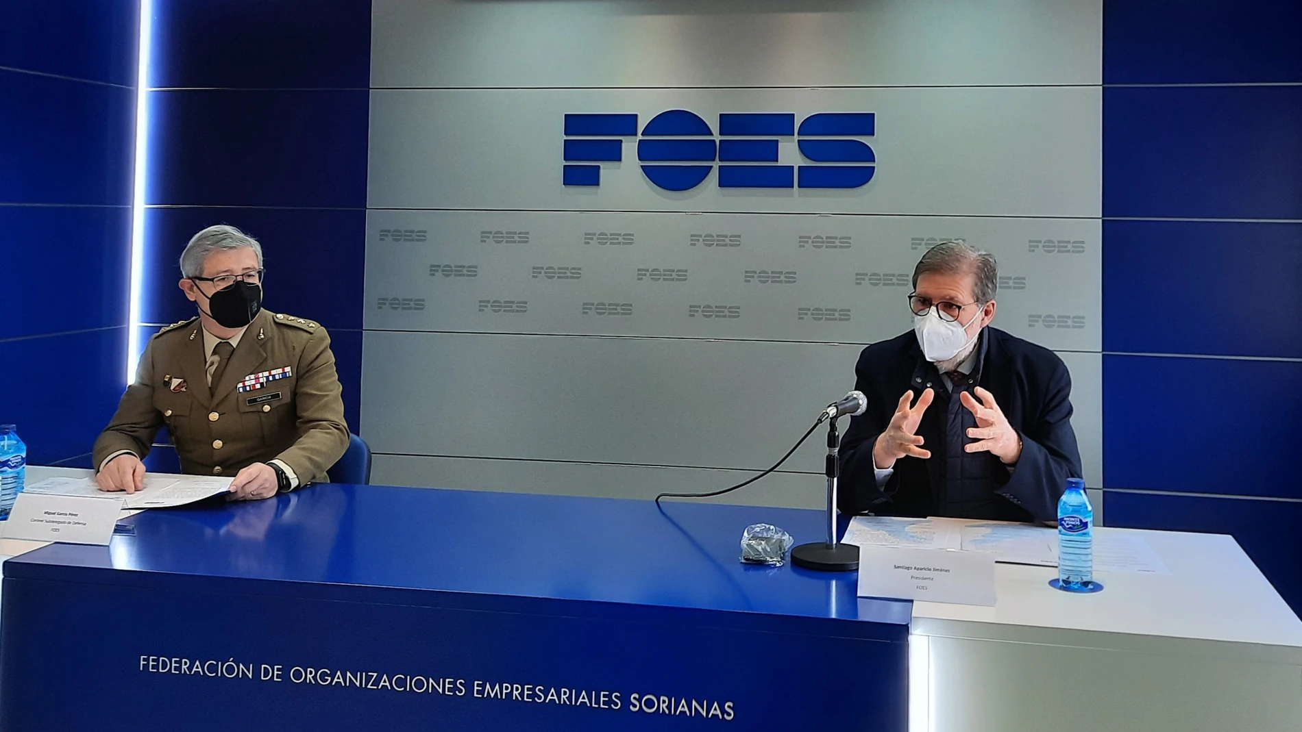 Santiago Aparicio, presidente de FOES, firma el convenio con el subdelegado de Defensa en Soria, Miguel García Pérez