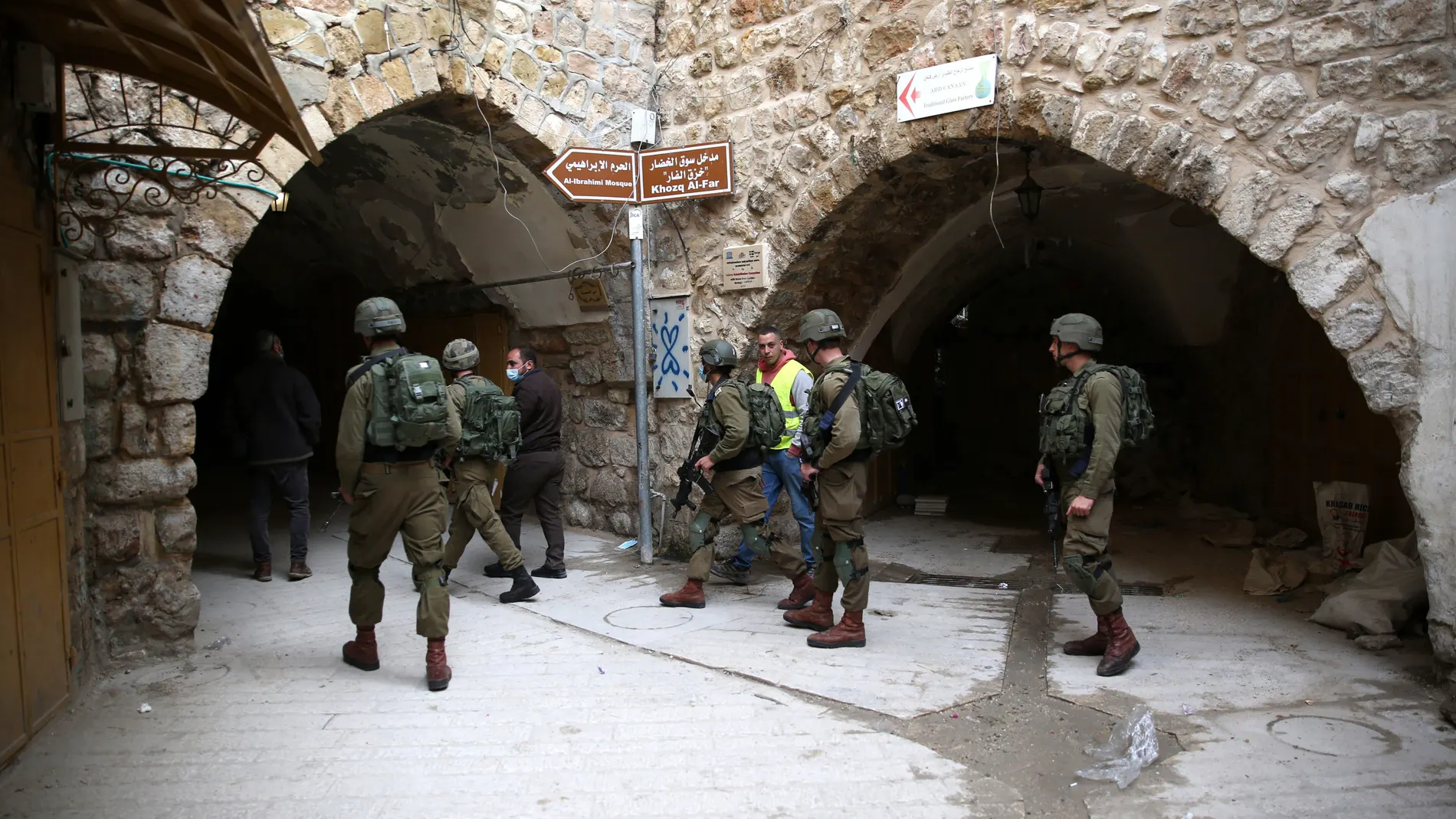 Soldados israelíes patrullan las calles adyacentes a la Tumba de los Patriarcas, en enero de 2021.