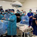El cirujano gallego Diego González Rivas durante una operación con una técnica de la que él es pionero y enseña por todo el mundo, en Uzbekistán.