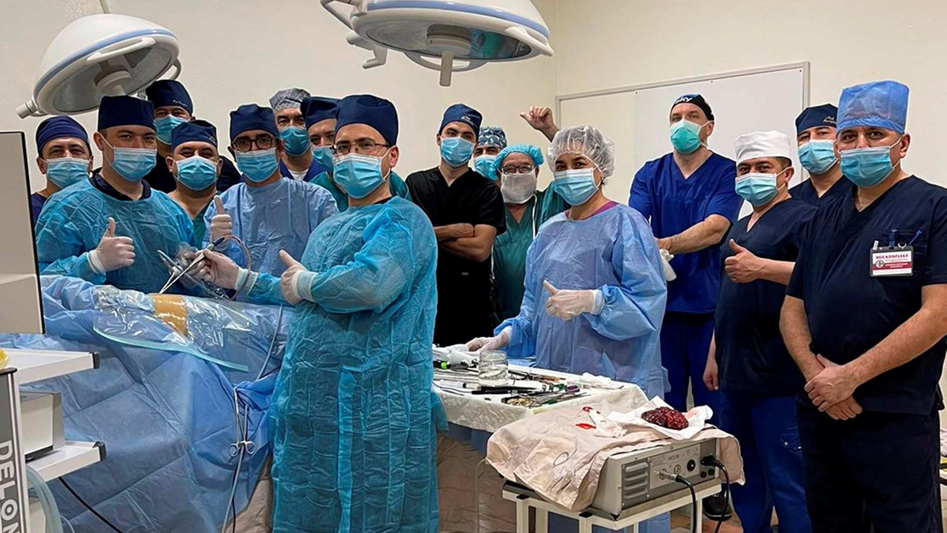 El cirujano gallego Diego González Rivas durante una operación con una técnica de la que él es pionero y enseña por todo el mundo, en Uzbekistán.