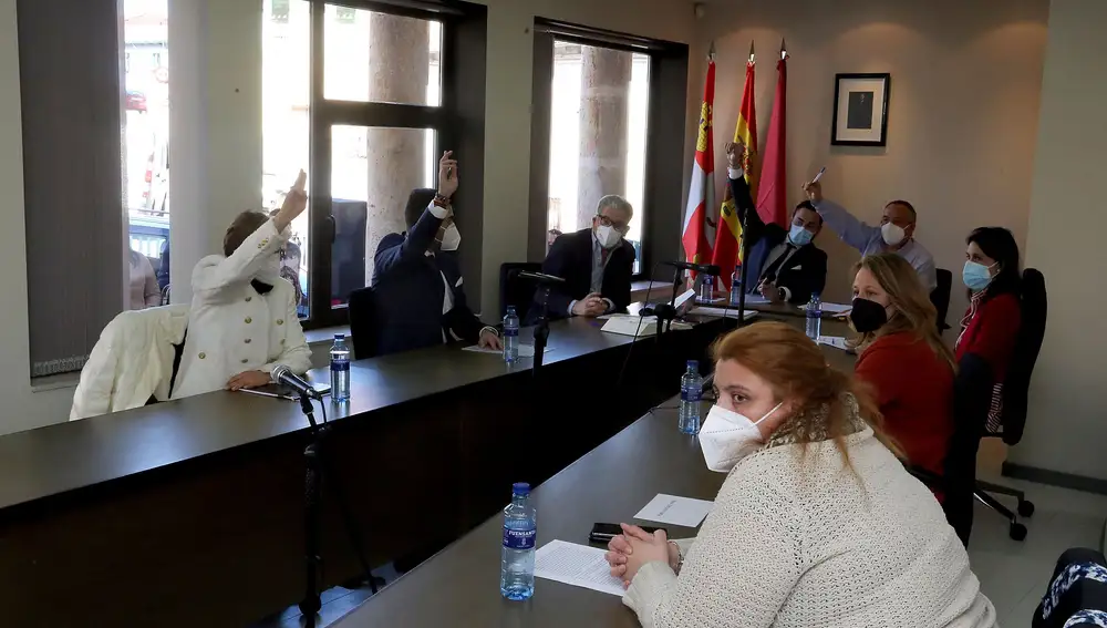 Momento de las votaciones en la moción de censura de Zaratán