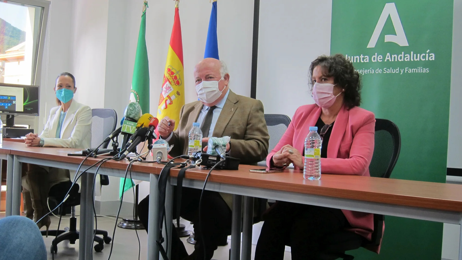 El consejero Jesús Aguirre, junto a Maribel Lozano y Catalina García