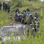 El personal de mantenimiento de la paz de las Naciones Unidas retira los cuerpos de un área cercana a donde un convoy de la ONU fue atacado y el embajador italiano en el Congo asesinado, en Nyiragongo, provincia de Kivu del Norte, Congo