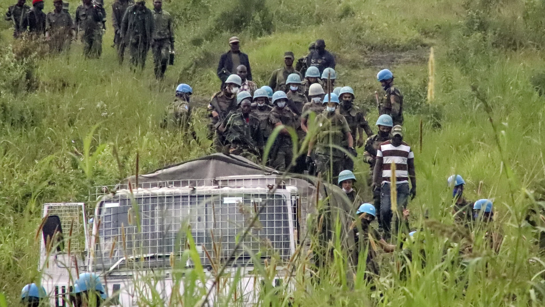 El personal de mantenimiento de la paz de las Naciones Unidas retira los cuerpos de un área cercana a donde un convoy de la ONU fue atacado y el embajador italiano en el Congo asesinado, en Nyiragongo, provincia de Kivu del Norte, Congo