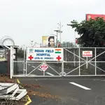 Imagen de la entrada cerrada del hospital de campaña indio donde fue trasladado el cuerpo del embajador italiano Luca Attanasio, en Goma