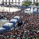 Los argelinos protestan en todo el país pese a las restricciones del coronavirus
