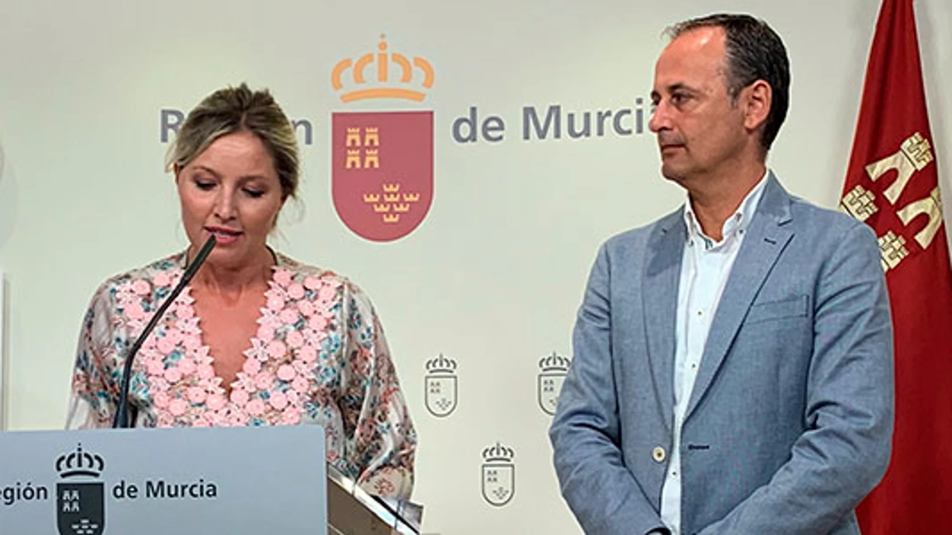 La consejera portavoz, Ana Martínez Vidal, y Javier Celdrán, consejero de Hacienda