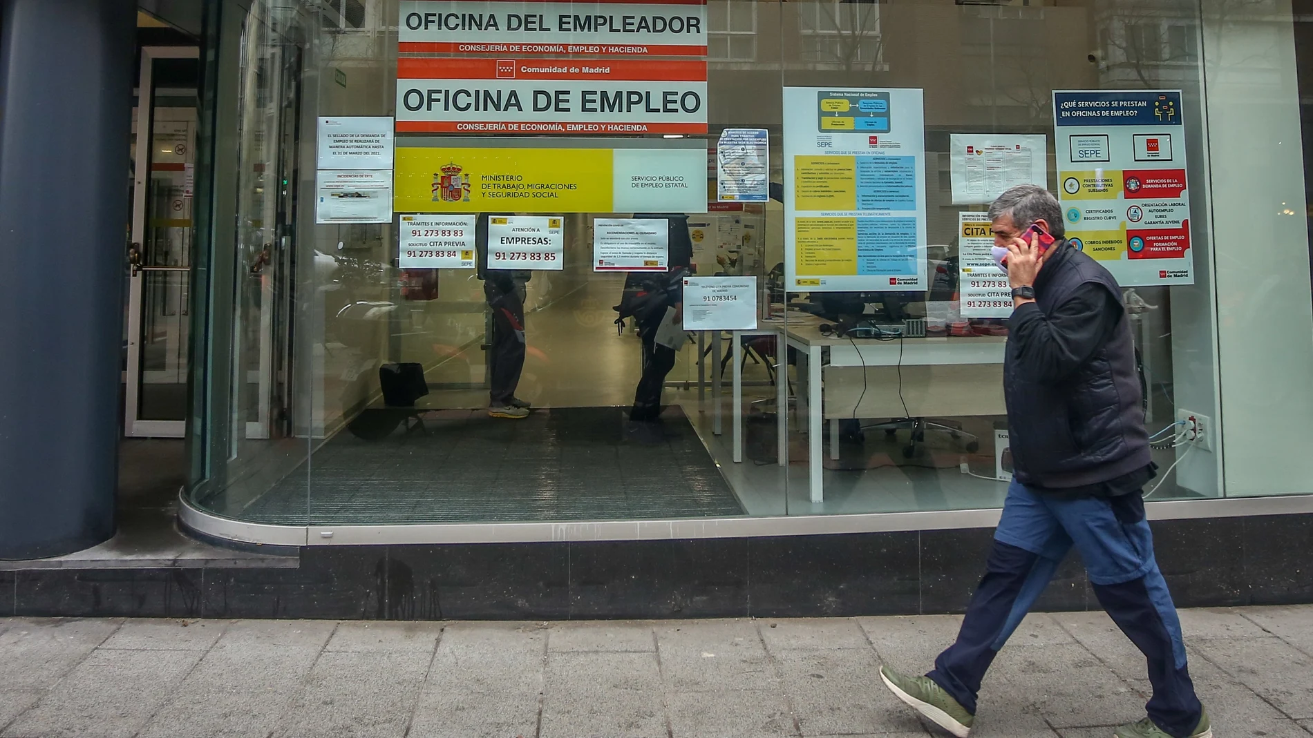Una persona pasa por delante de una Oficina de Empleo en Madrid