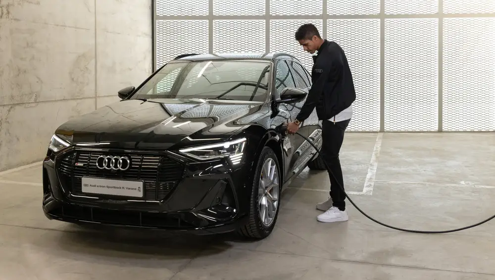 Varane con su nuevo Audi E Tron
