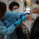 Una mujer es vacunada por personal sanitario del Servicio Andaluz de Salud
