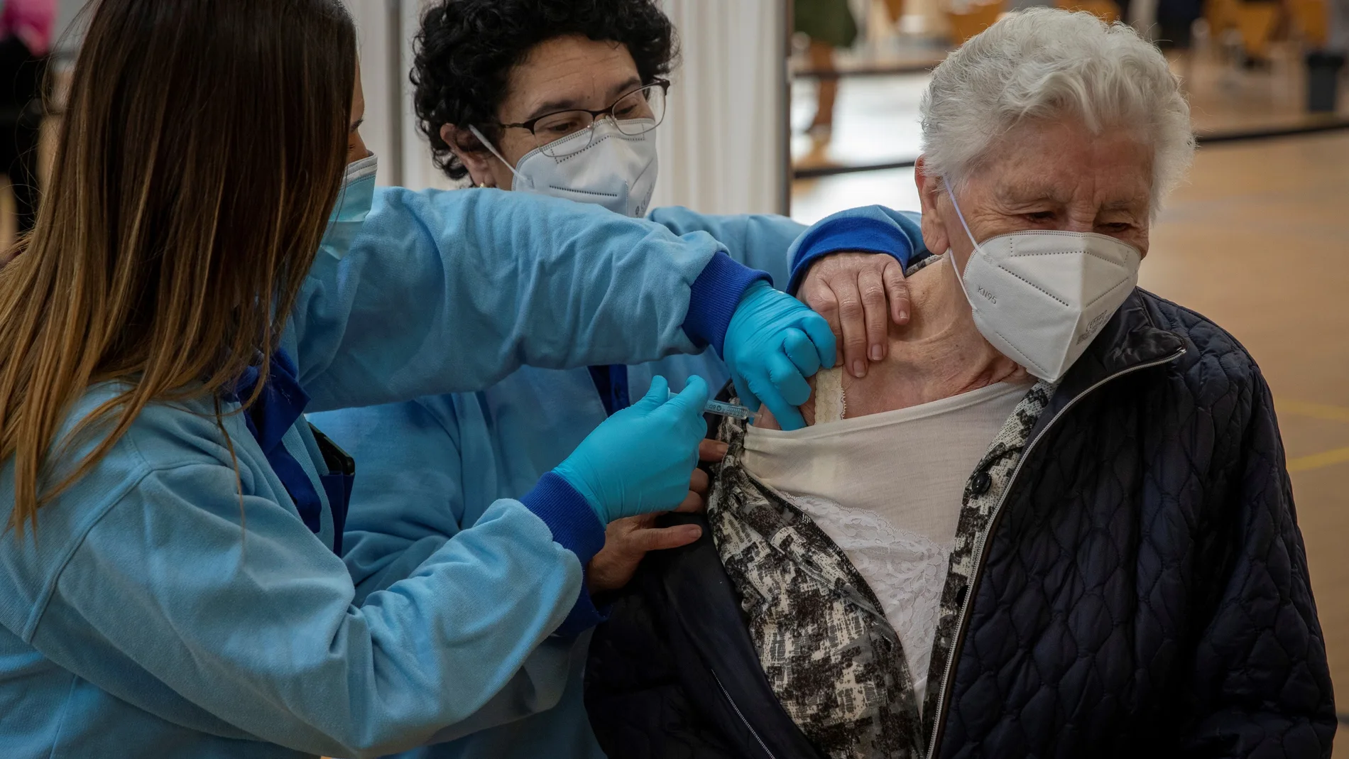 Una mujer es vacunada por personal sanitario del Servicio Andaluz de Salud