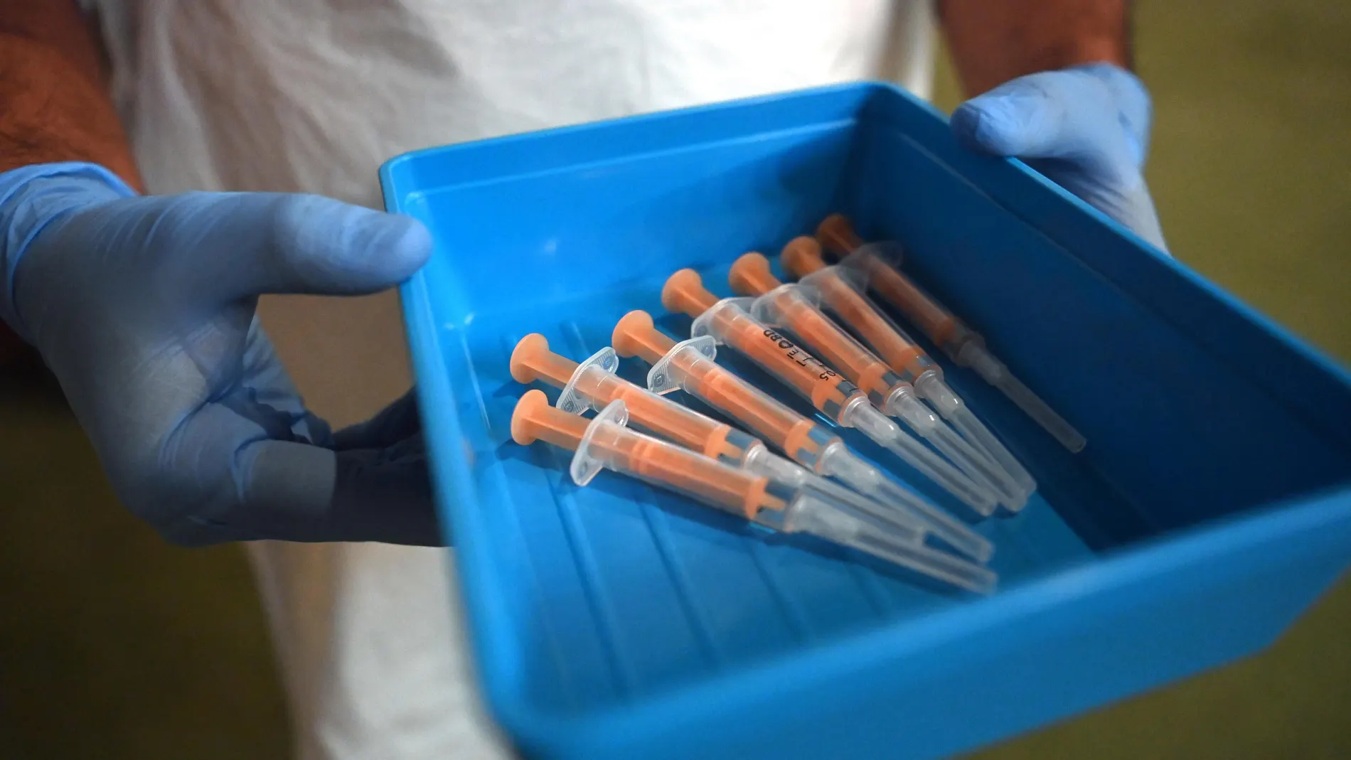 Un sanitario prepara varias vacunas de AstraZeneca