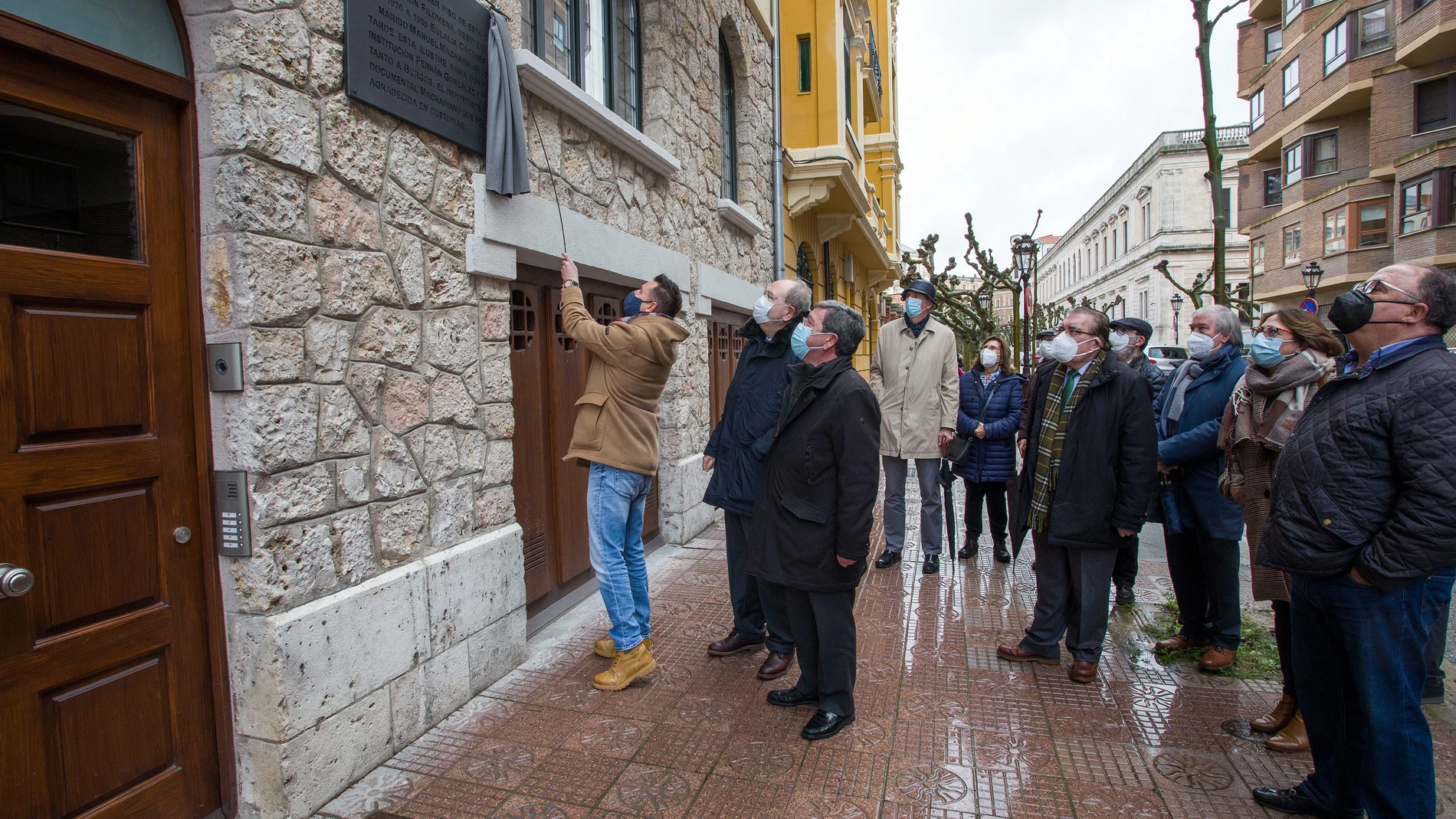Acto de colocación de una Placa Conmemorativa del Ayuntamiento de Burgos y la Institución Fernán González a Eulalia Cáceres y Manuel Machado, con motivo del 75 Aniversario de la Fundación Fernán González.