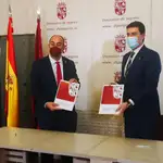 El consejero de la Presidencia, Ángel Ibáñez. firma el acuerdo con el presidente de la Diputación de Segovia, Miguel Ángel de Vicente