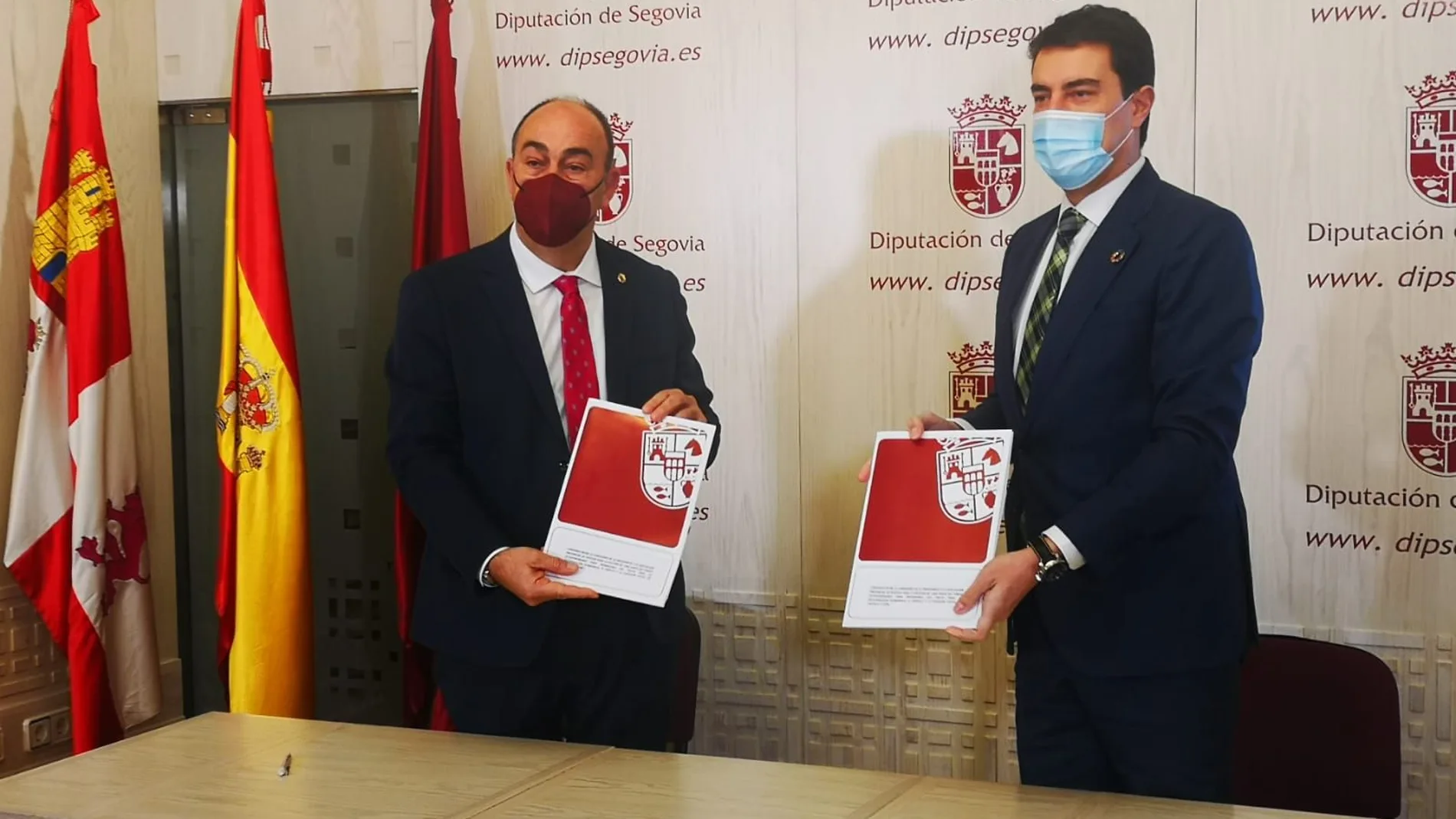 El consejero de la Presidencia, Ángel Ibáñez. firma el acuerdo con el presidente de la Diputación de Segovia, Miguel Ángel de Vicente