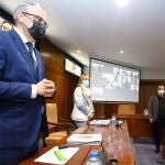 El alcalde de Ponferrada, Olegario Ramón (I), junto al portavoz del grupo Popular, Marco Morala (D), durante el pleno de presupuestos en el Ayuntamiento de Ponferrada