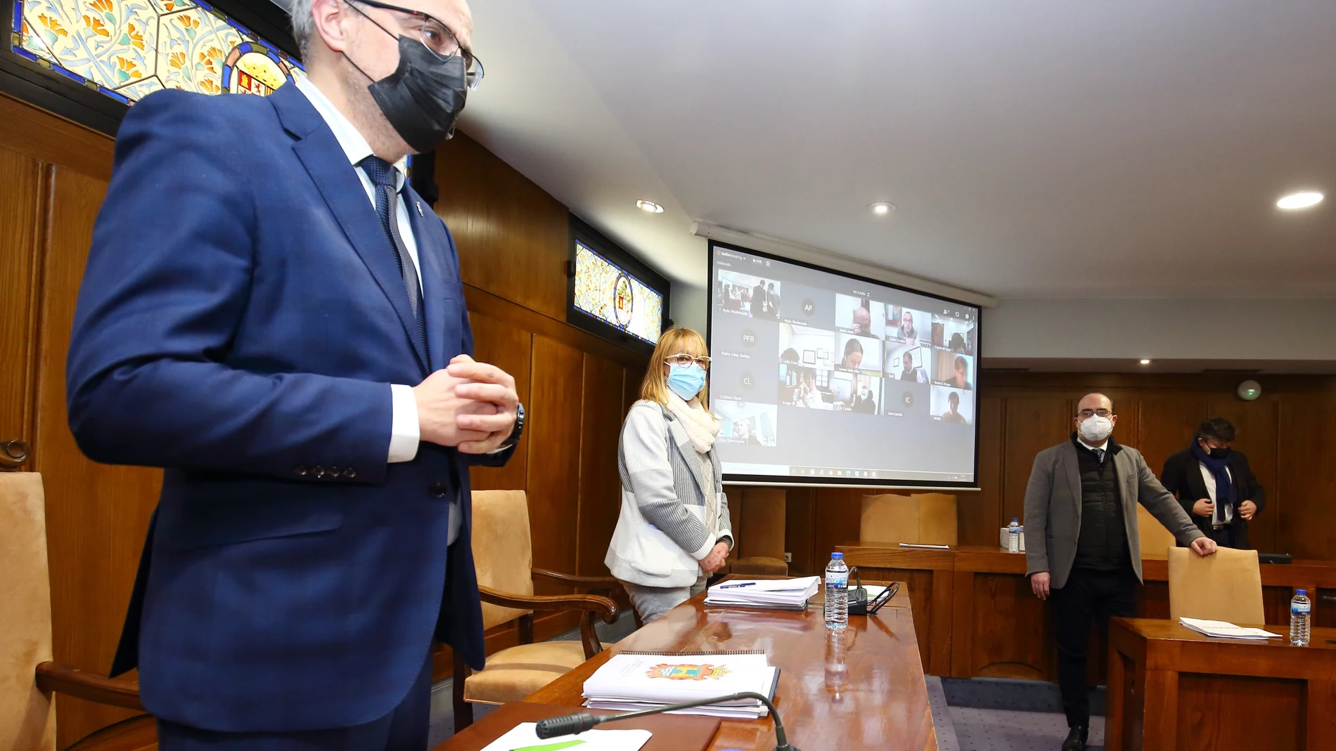 El alcalde de Ponferrada, Olegario Ramón (I), junto al portavoz del grupo Popular, Marco Morala (D), durante el pleno de presupuestos en el Ayuntamiento de Ponferrada
