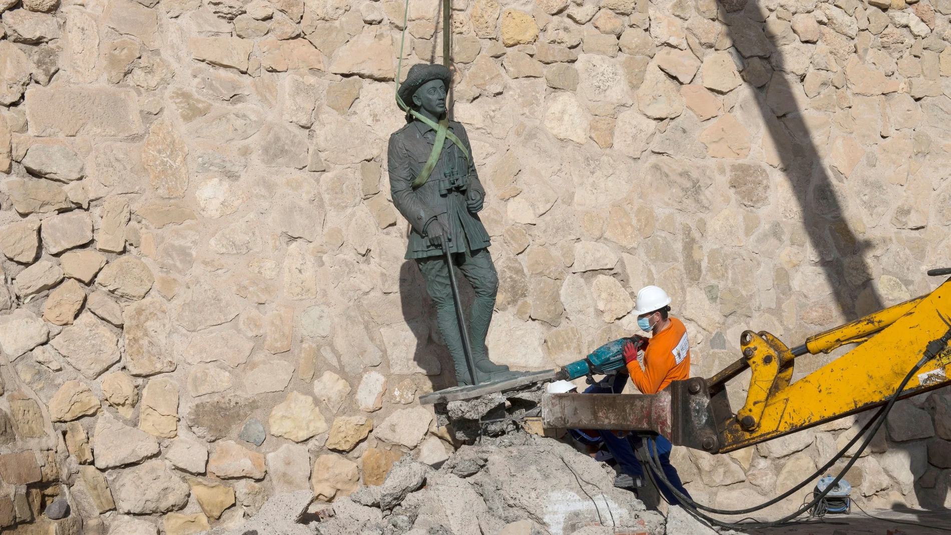Trabajos para la retirada de la estatua de Franco en Melilla, el pasado día 23