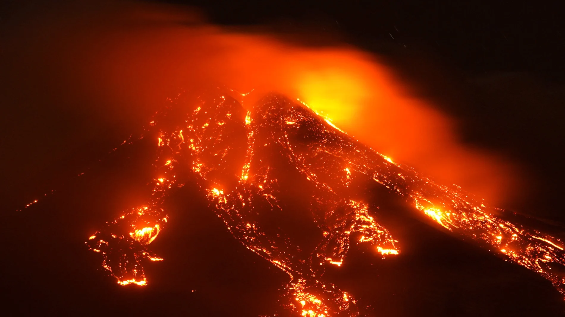 La primera vez que entró en erupción fue el 16 de febrero