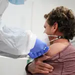Un hombre recibe la vacuna de AstraZeneca contra el COVID-19, en el Pabellón 3 del Hospital Público Enfermera Isabel Zendal, en Madrid,